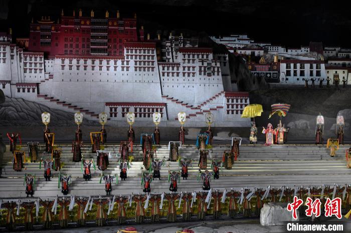 3月17日，西藏拉薩，《文成公主》大型史詩(shī)劇演出現(xiàn)場(chǎng)?！±盍?攝