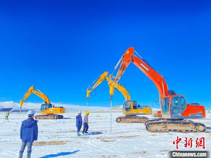 圖為雪中施工。資料圖 姜佳保供圖