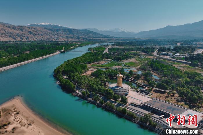 航拍青海貴德黃河岸畔綠意濃濃。　趙凜松 攝