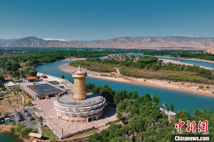 航拍青海貴德黃河岸畔綠意濃濃。　趙凜松 攝