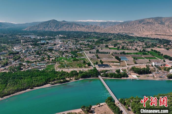 航拍青海貴德黃河岸畔綠意濃濃。　趙凜松 攝