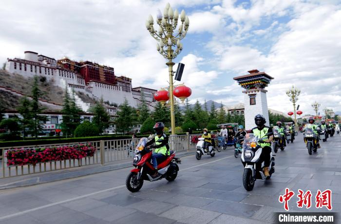 圖為2023年極地G219集結(jié)賽暨金卡納場地賽選手途經(jīng)拉薩布達(dá)拉宮。　游牧地球供圖