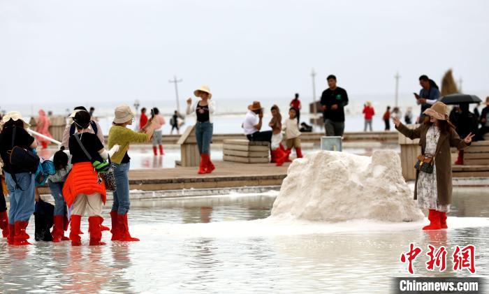 圖為游客在茶卡鹽湖拍照。　薛蒂 攝