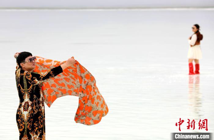 圖為游客在茶卡鹽湖拍照?！⊙Φ?攝