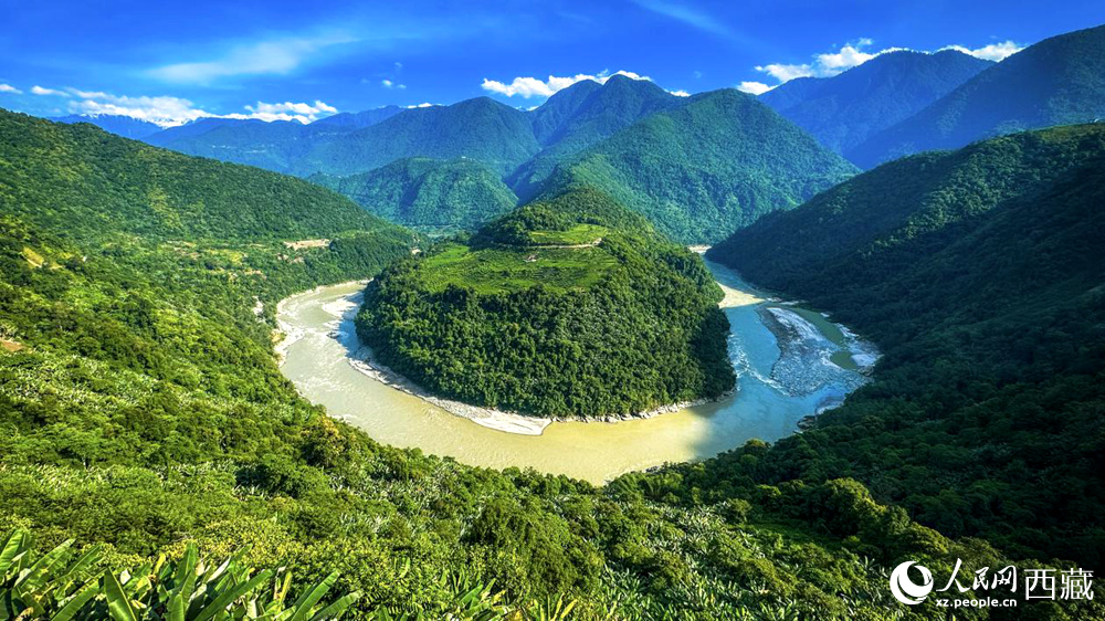 風(fēng)景秀麗、植被繁茂的西藏林芝市墨脫縣果果塘大拐彎。人民網(wǎng)記者 次仁羅布攝