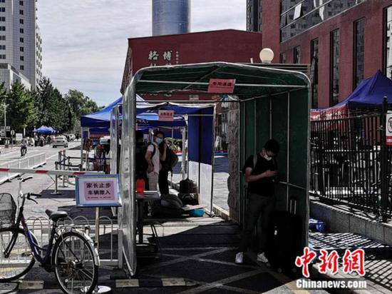 中國科學(xué)院大學(xué)校門外，豎立著“家長止步”的提示牌。 中新網(wǎng) 張尼 攝