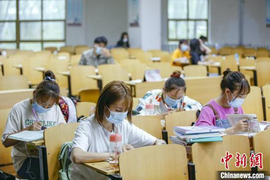 資料圖：學(xué)生在圖書館自習(xí)室內(nèi)學(xué)習(xí)?！⑾A 攝