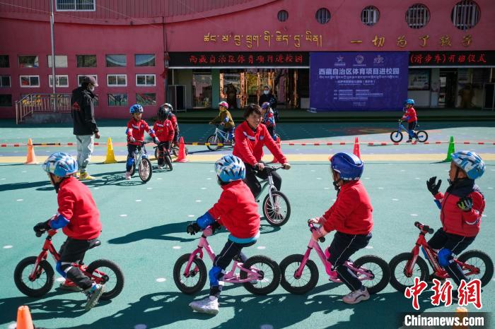 圖為拉薩市實(shí)驗(yàn)幼兒園孩子們正在練習(xí)滑步車。　何蓬磊 攝