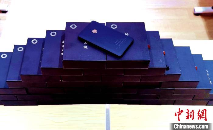 圖為西藏高山文化發(fā)展基金會(huì)向聶榮縣完全小學(xué)捐助的“電子健康體檢儀”?！∮谫e 攝