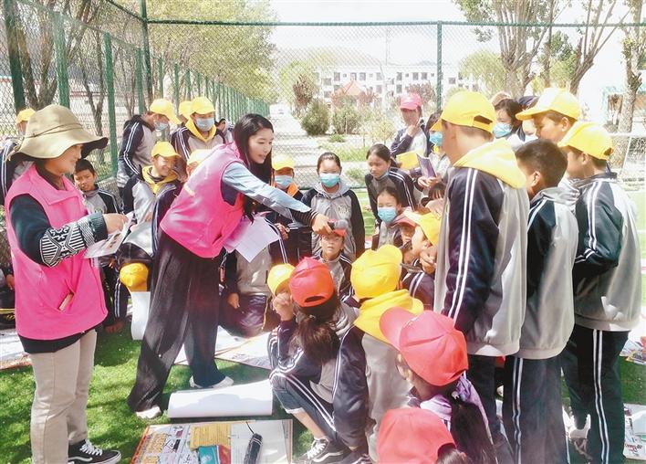 瓊結縣“四講四愛”宣講員在瓊結縣中學宣講。記者 段敏 攝.jpg