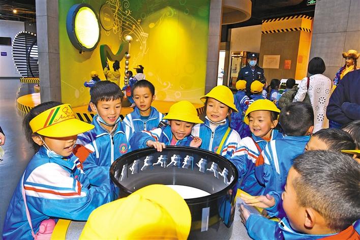 圖為10月29日，一年級(jí)的同學(xué)們?cè)诳萍拣^參觀體驗(yàn)。李洲 攝.jpg