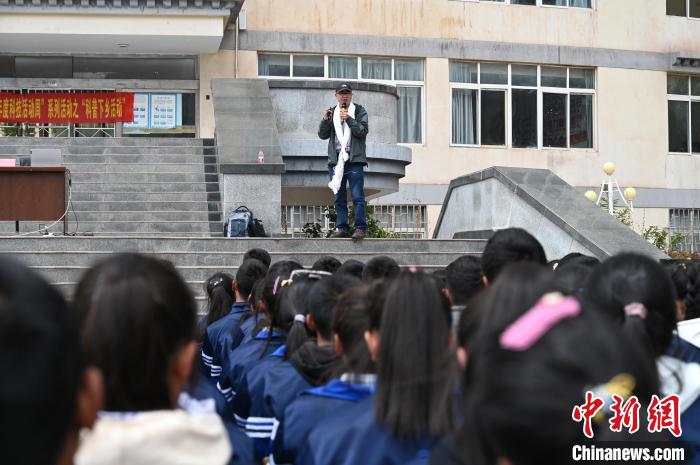 圖為西藏大學(xué)教授寧長春為中學(xué)生授課?！≮w朗 攝