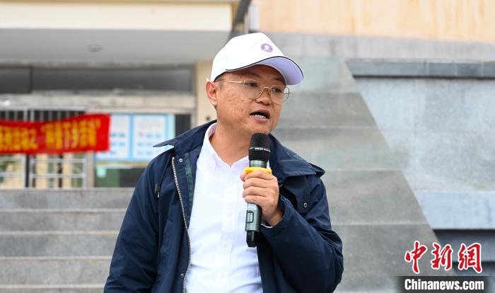 圖為西藏大學(xué)教授李昊為中學(xué)生授課?！≮w朗 攝