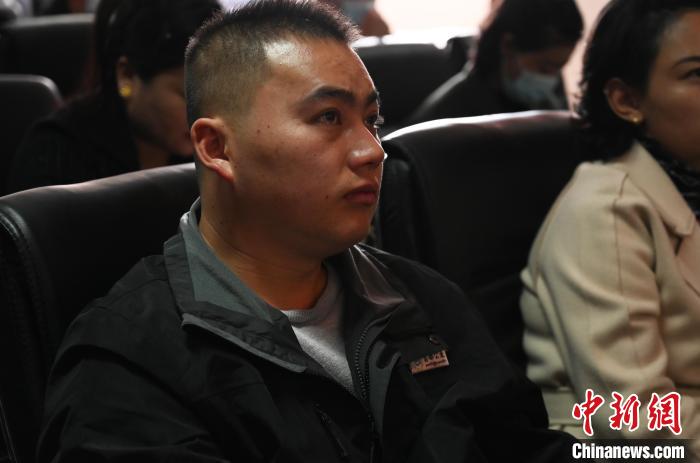 圖為企業(yè)工作人員參加講座?！≮w朗 攝