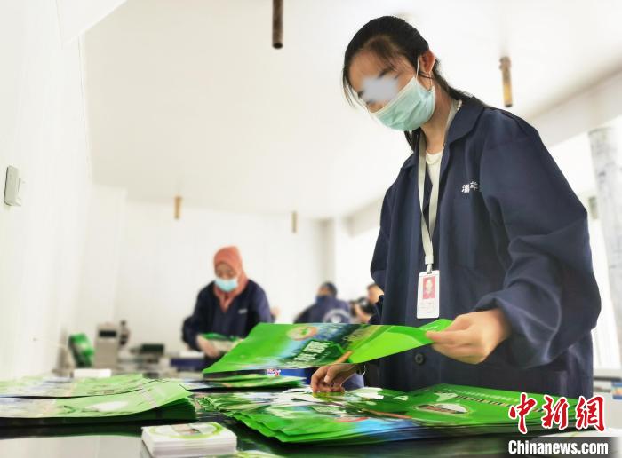 青海西寧:殘疾人輔助性就業(yè)“描繪”人生新天地