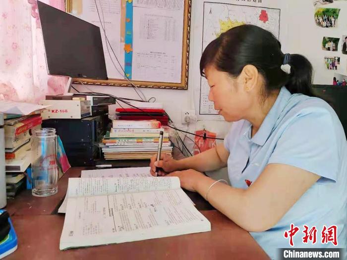 甘肅環(huán)縣“全能老師”堅守“麻雀學(xué)?！保簩W(xué)生在，我就在