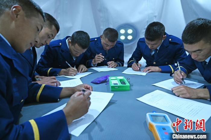 圖為消防員在高壓氧艙內(nèi)填寫問卷?！≮w朗 攝