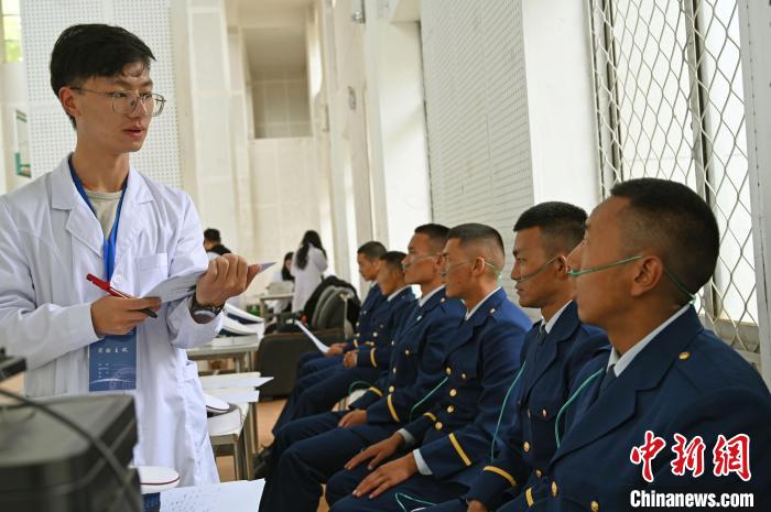 圖為研究團隊成員登記消防員信息。　趙朗 攝