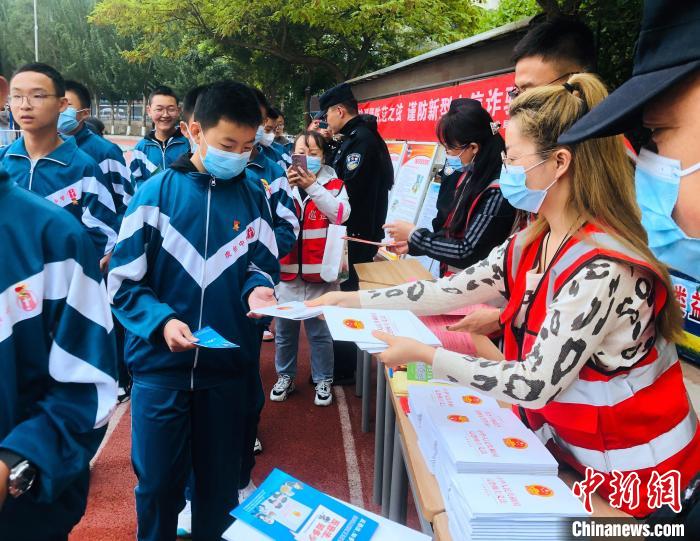 圖為西寧市法制宣傳進(jìn)校園?！∥鲗幨谐俏鲄^(qū)供圖