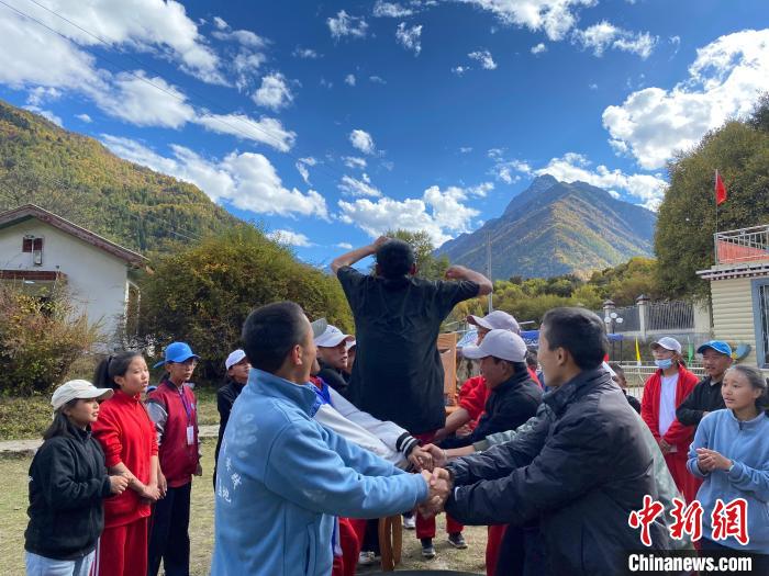 圖為學(xué)生們在西藏巴松措青少年活動營地開展趣味活動?！∥鞑厍嗌倌陮?shí)踐教育基地供圖
