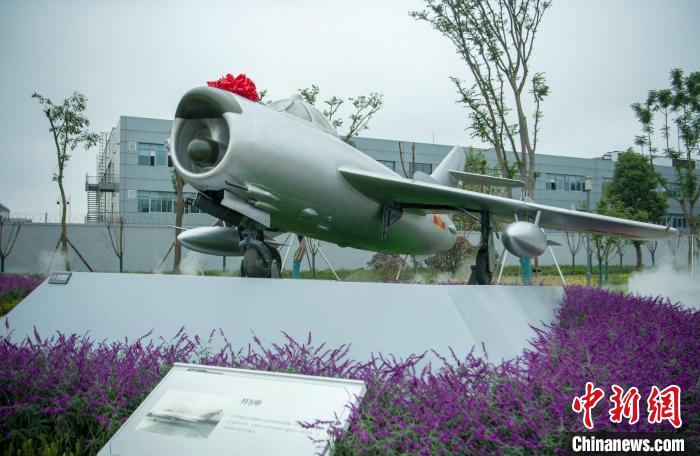 園林式戰(zhàn)斗機博物館內(nèi)展示的“殲5甲”飛機?！⒅铱?攝