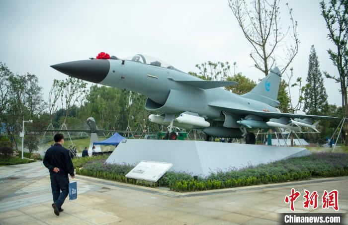 園林式戰(zhàn)斗機博物館內(nèi)展示的“殲10C”飛機?！⒅铱?攝