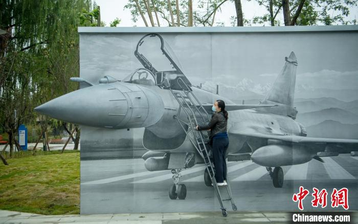 “猛龍出擊”互動墻前市民體驗登機場景?！⒅铱?攝