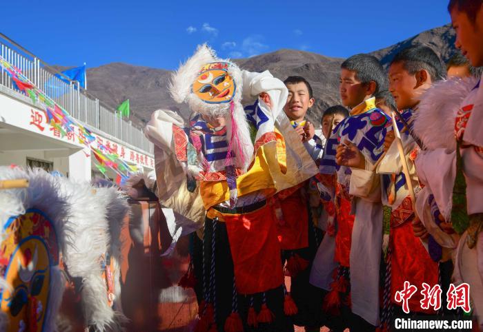 圖為加查縣安繞鎮(zhèn)小學(xué)學(xué)生在試穿藏戲面具。　貢嘎來松 攝