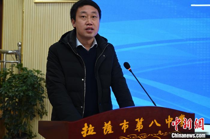 圖為城關(guān)區(qū)委副書記、區(qū)委教育工作領(lǐng)導(dǎo)小組組長汪鋒致辭?！≮w朗 攝