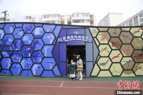 圖為西寧市第一中學(xué)濕地科普宣教館?！±罱瓕?攝