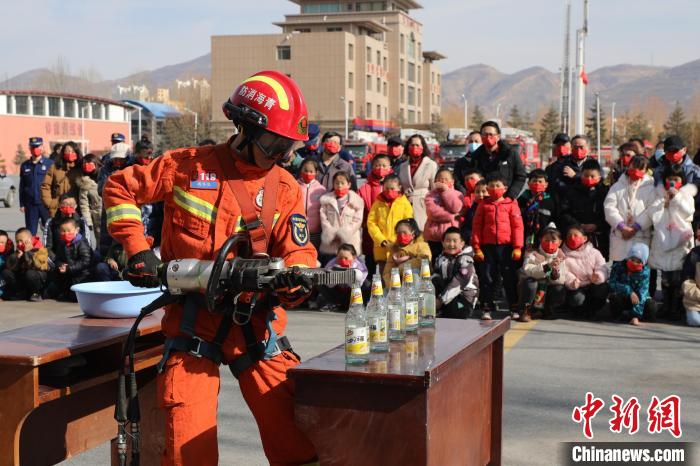 圖為消防救援人員技能展示。　楊龍建 攝