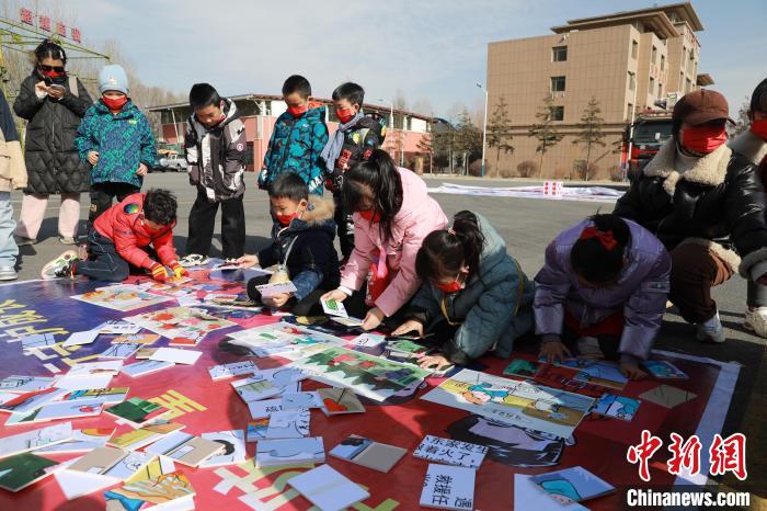 圖為小朋友們參加趣味游戲活動?！铨埥?攝