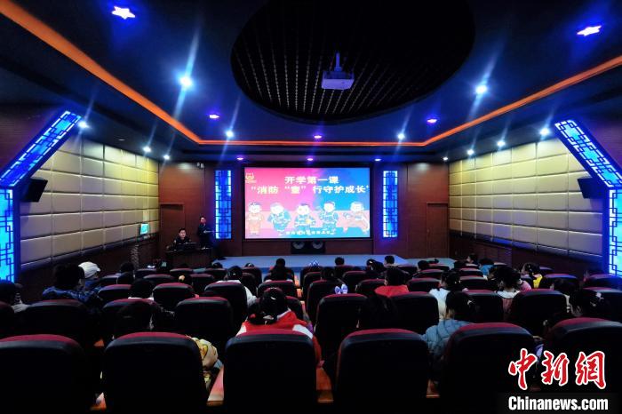 圖為小朋友們上消防安全知識教育課。　楊龍建 攝