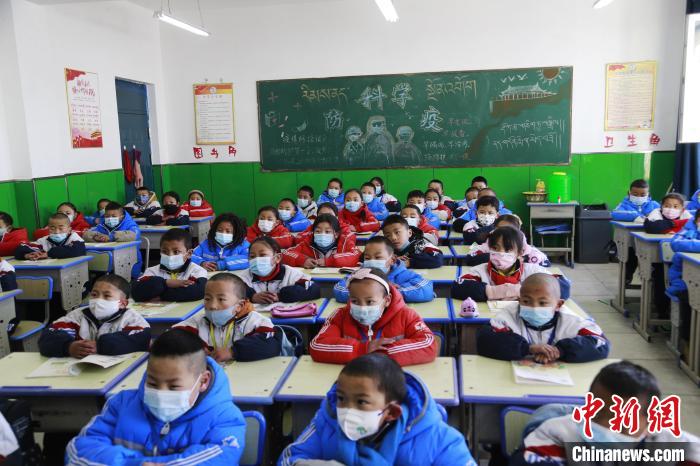 圖為正在上課的學(xué)生?！●R銘言 攝