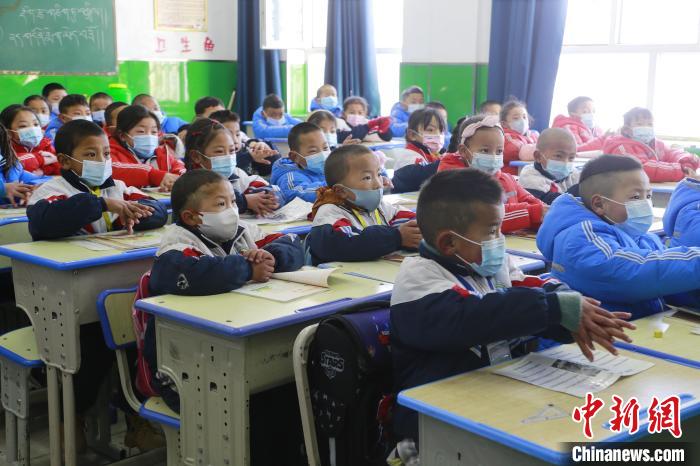 圖為學(xué)生學(xué)習(xí)七步洗手法?！●R銘言 攝