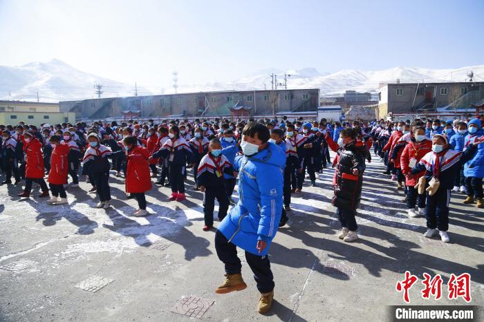 圖為學(xué)生跳起歡快的藏族舞蹈迎接新學(xué)期。　馬銘言 攝