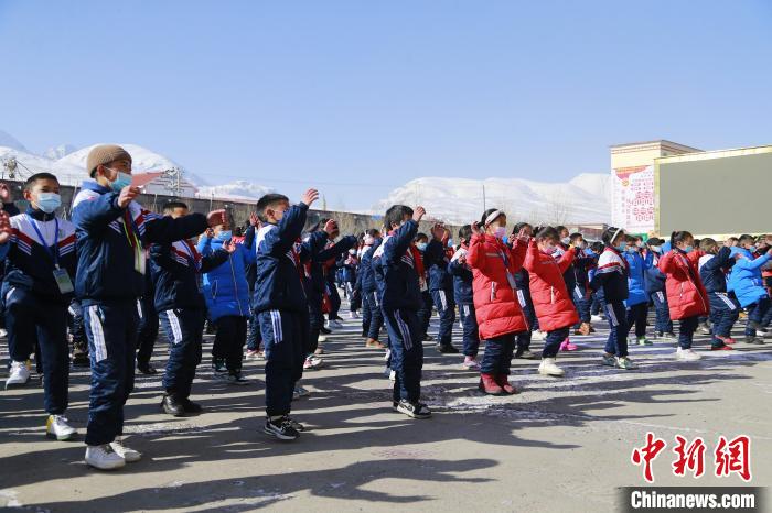 圖為學(xué)生跳起歡快的藏族舞蹈迎接新學(xué)期。　馬銘言 攝
