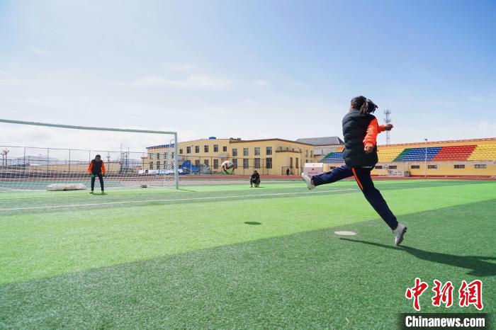 圖為一名女孩進行射門訓(xùn)練?！●R銘言 攝