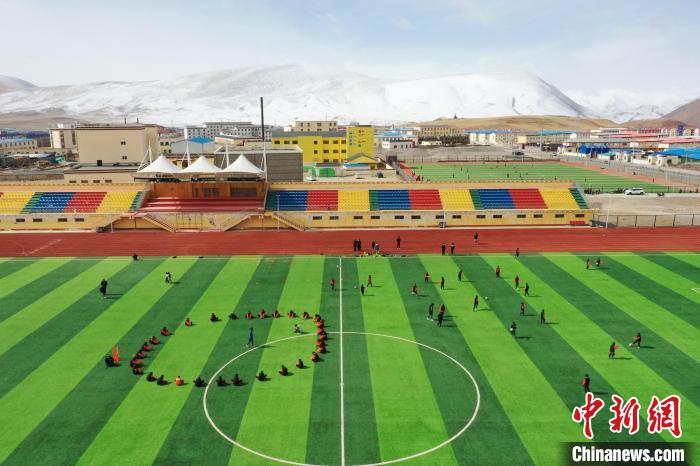 航拍曲麻萊縣足球場?！●R銘言 攝