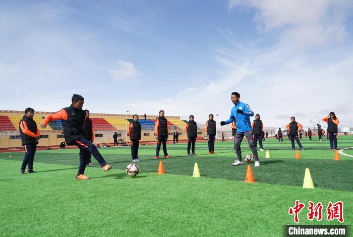 圖為孩子們正在進行訓(xùn)練?！●R銘言 攝