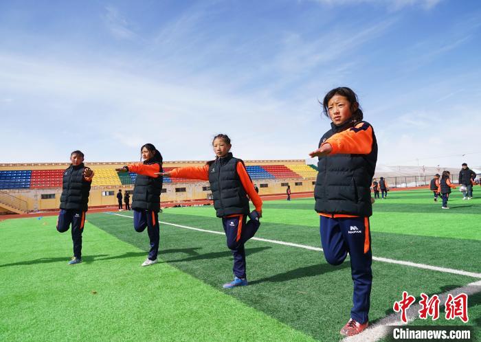 圖為孩子們正在熱身?！●R銘言 攝