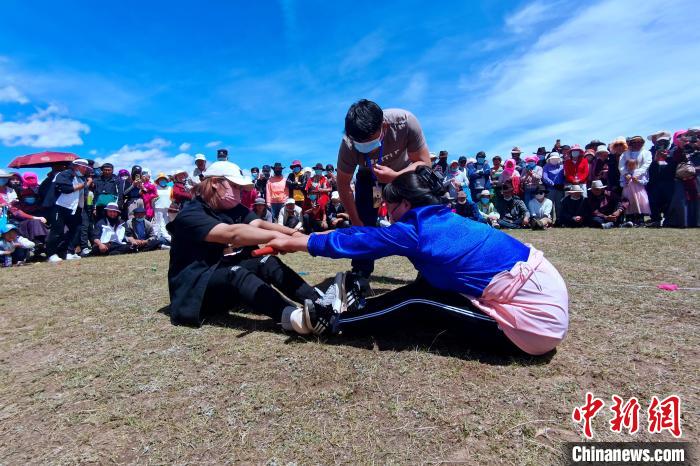 圖為當?shù)孛癖娺M行蹬棍比賽?！±铍h 攝