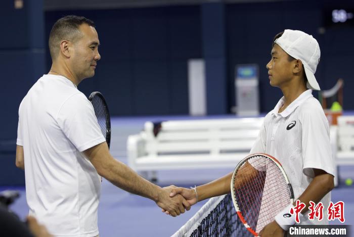 闊別兩年后，王發(fā)(右一)和王育喜(左一)再握手。　黃迪燊 攝