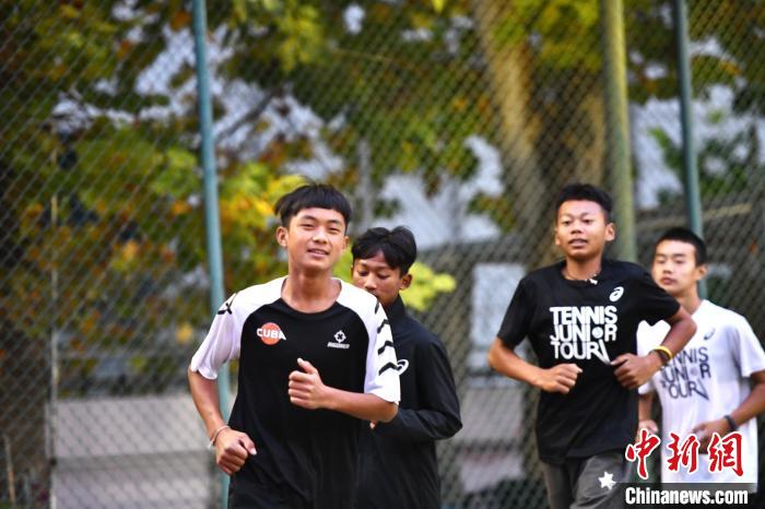 圖為王發(fā)和隊友們進(jìn)行體能訓(xùn)練。　鄭晨子 攝