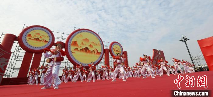 圖為山西翼城花鼓展演?！×赫赵?攝