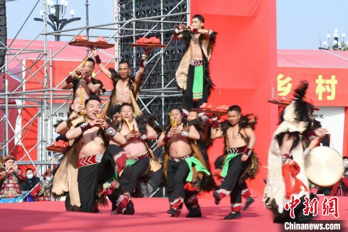 圖為少數(shù)民族舞蹈展演?！×赫赵?攝