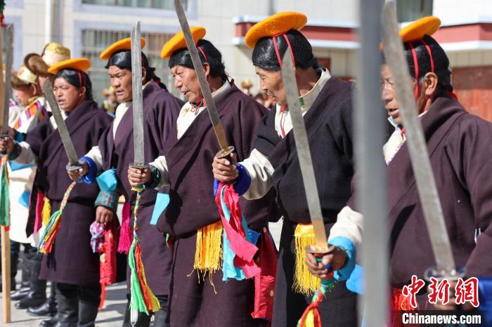 圖為藝人們手持藏刀表演加麻百·甲江?！愔闈扇?攝