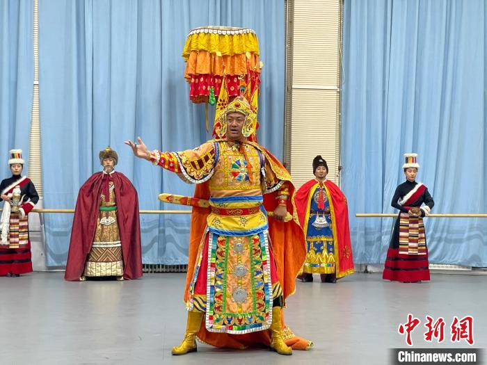 圖為格薩爾劇展演。　巷欠才讓 供圖