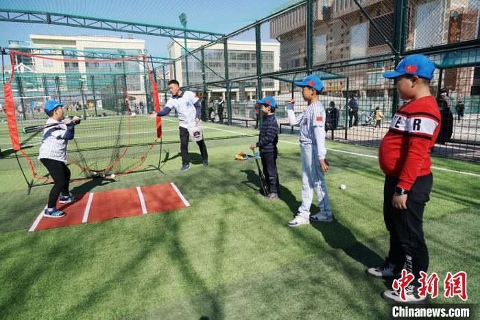圖為小棒球手們進(jìn)行擊球訓(xùn)練?！●R銘言 攝