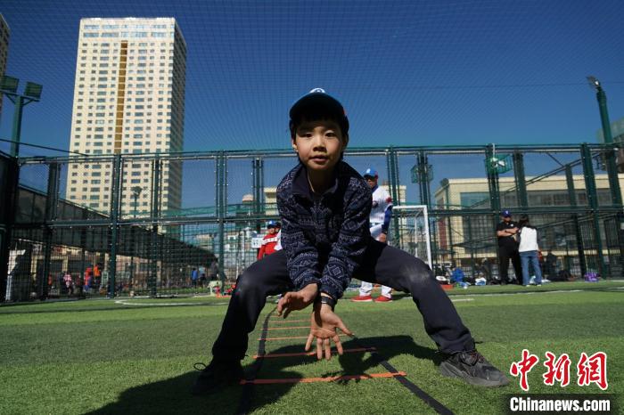 圖為小棒球手進(jìn)行接球動(dòng)作訓(xùn)練?！●R銘言 攝